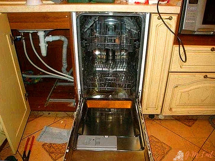 The dishwasher does not pick up water