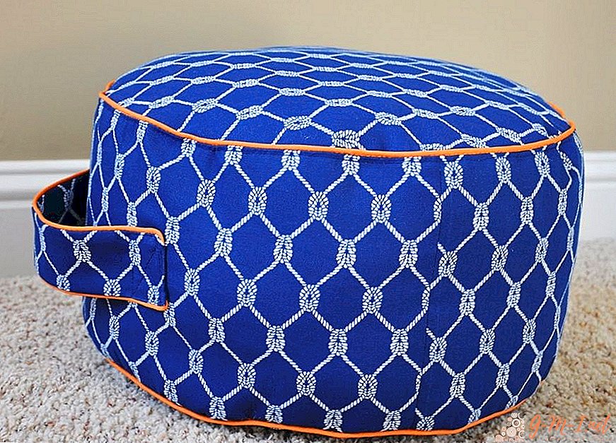 Do-it-yourself ottoman from plastic bottles