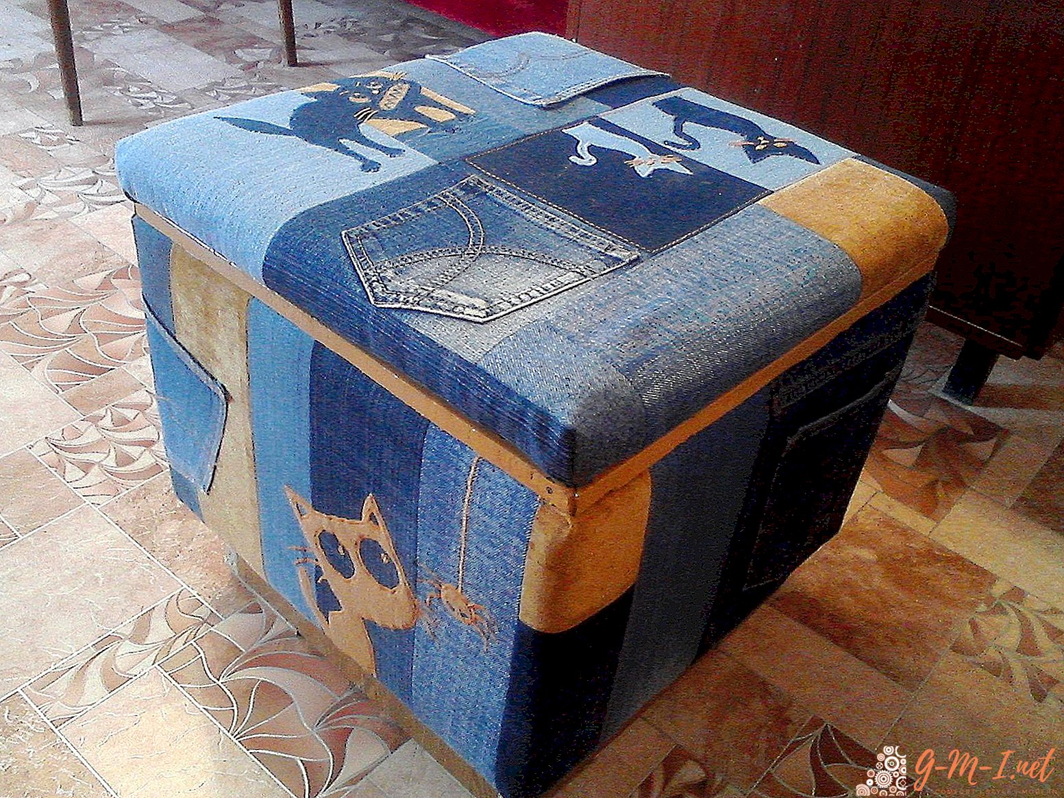 Do-it-yourself ottoman from old jeans