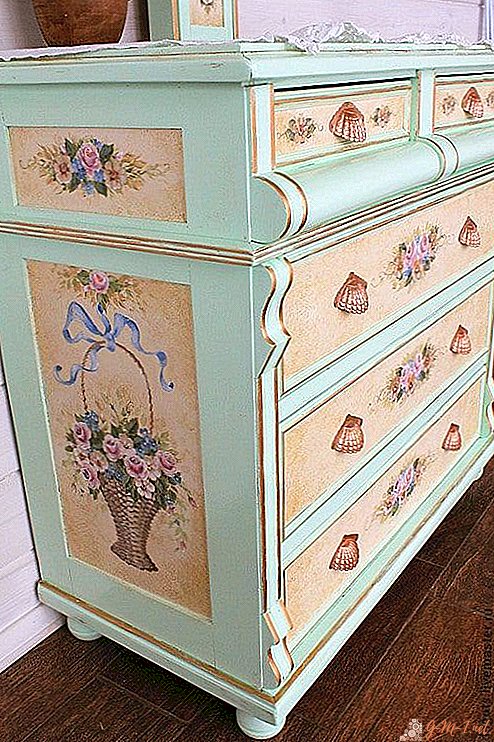 Do-it-yourself restoration of an old chest of drawers