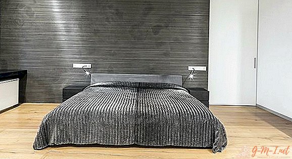 Graues Bett im Schlafzimmerinnenraumfoto