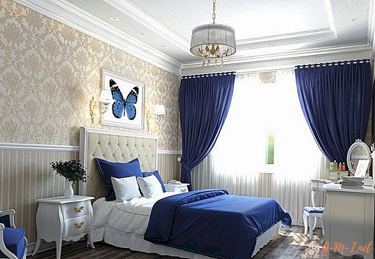 Plave zavjese u unutrašnjosti spavaće sobe