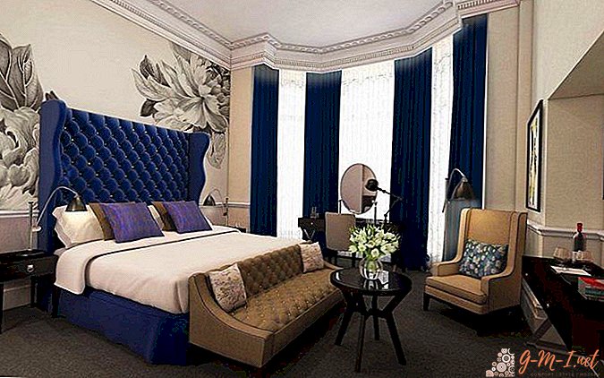 Cama azul na foto interior do quarto