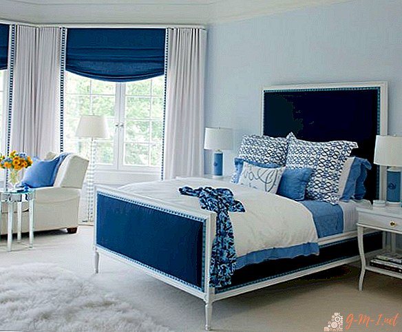 سرير أزرق في الصورة الداخلية لغرفة النوم مزيج من سرير أزرق مع