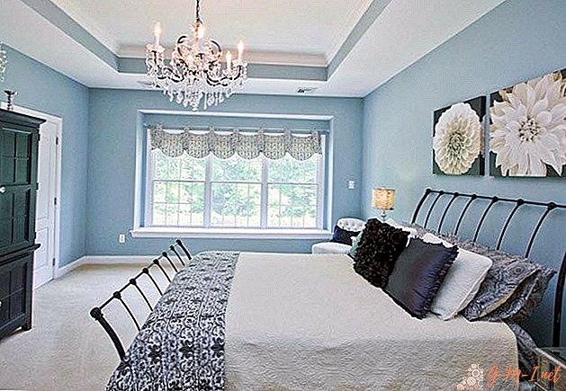 Sypialnia w niebieskich kolorach.