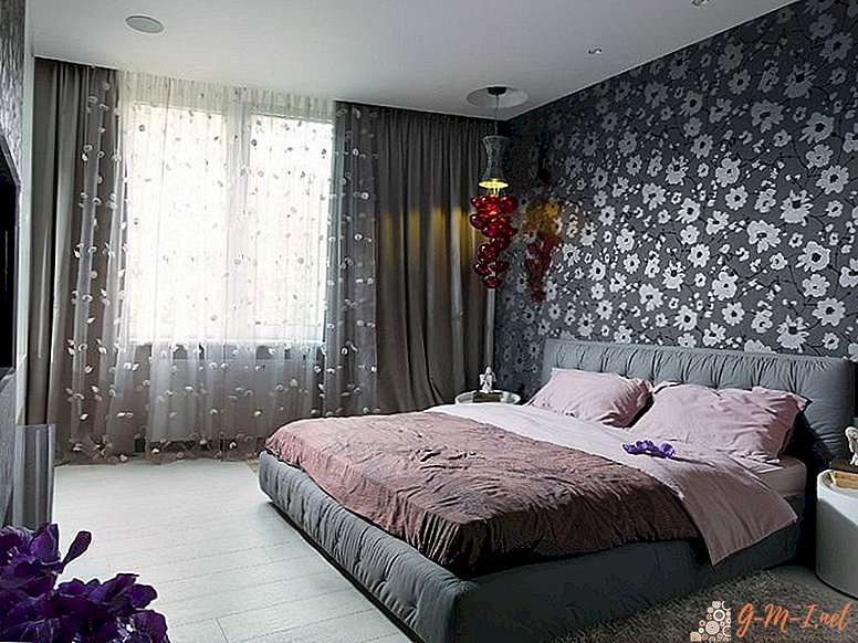 غرفة نوم بألوان رمادية.