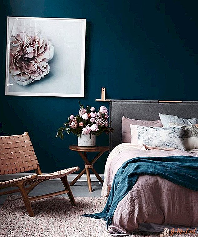 غرفة نوم بألوان زرقاء.