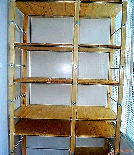 Do-it-yourself shelving on the balcony