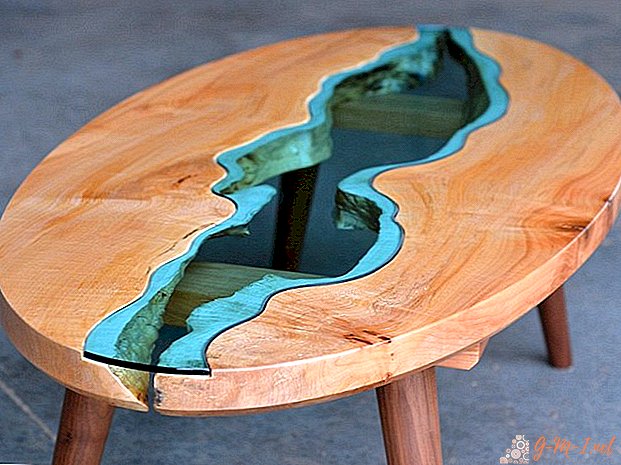 Table with river