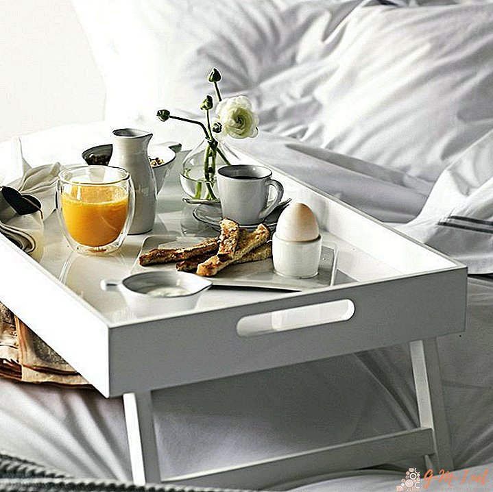 Mesa de desayuno de bricolaje en la cama