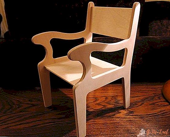 Cadeira de madeira compensada