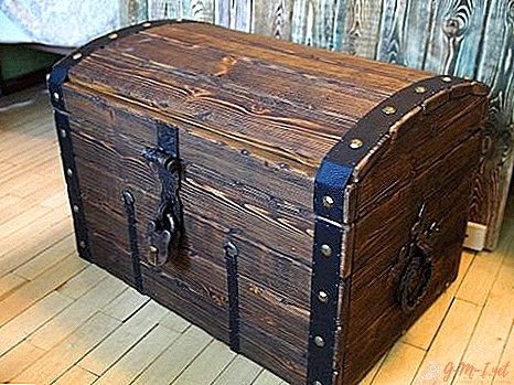 DIY wooden floor chest