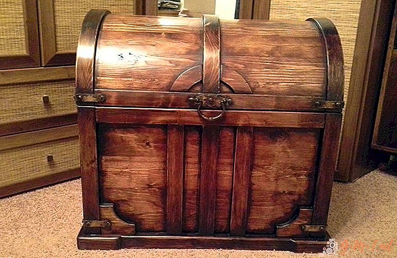 Do-it-yourself chest made of wood