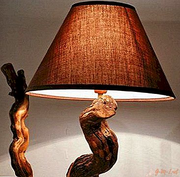 Podna svjetiljka napravljena od drva
