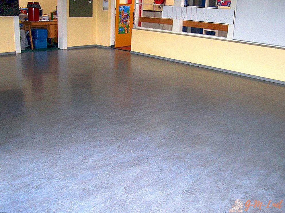 Laying commercial linoleum