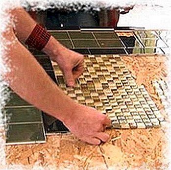 Colocación de azulejos en la placa OSB en el piso