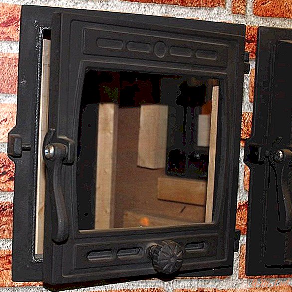 Instalando uma porta do forno de um forno de tijolos