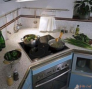 Kuhalna plošča v kotu kuhinje