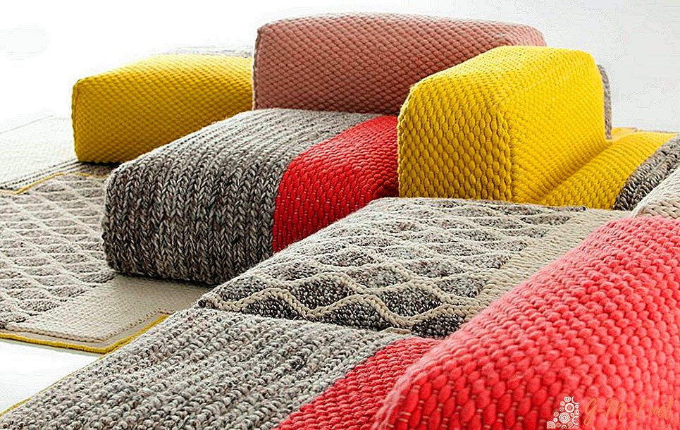 Cobertores de tricô e colchas no sofá