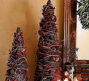 Árbol de Navidad de bricolaje hecho de material natural, foto